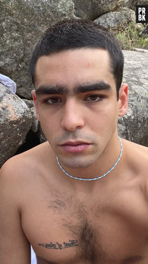 Omar Ayuso (Elite) entièrement nu pour un shooting photo très suggestif