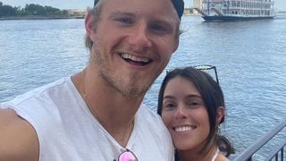 Alexander Ludwig fiancé à Lauren Dear : l'acteur de Vikings annonce la nouvelle en photos