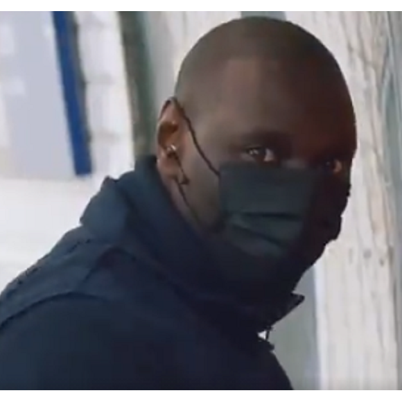 Omar Sy dévoile une vidéo promo géniale pour Lupin : il a posé lui-même une affiche de la série Netflix dans le métro à Paris... et personne ne l'a reconnu