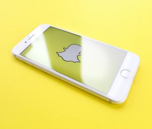 Snapchat prêt à vous payer des millions pour poster des stories ? L'appli veut concurrencer TikTok avec Spotlight