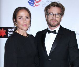 Simon Baker (Mentalist) annonce son divorce avec sa femme Rebecca Rigg !