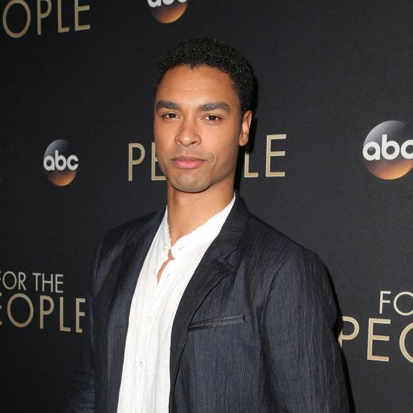 Regé-Jean Page (La Chronique des Bridgerton) en couple, et ce n'est pas avec Phoebe Dynevor