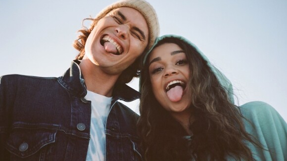 Chase Stokes (Outer Banks) et Madison Bailey s'éclatent à la plage pour les jeans American Eagle