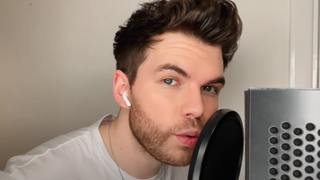 Luke Newton (La Chronique des Bridgerton) est également chanteur, la preuve