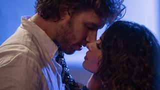 Sex/Life : Sarah Shahi raconte le tournage et la préparation des scènes de sexe