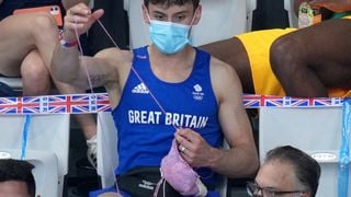 Tom Daley : le champion olympique tricote en pleine compétition... pour la bonne cause !