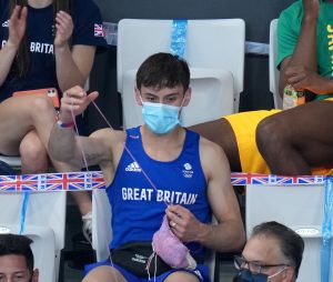 Tom Daley tricote pendant les Jeux Olympiques de Tokyo