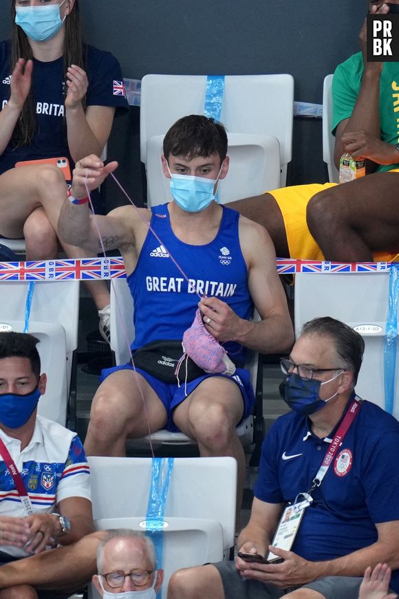 Tom Daley tricote pendant les Jeux Olympiques de Tokyo