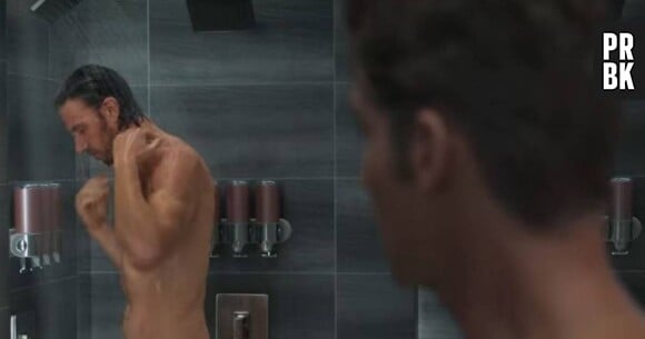 Sex/Life : la fameuse scène de la douche avec Cooper (Mike Vogel) qui découvre le sexe impressionnant de Brad (Adam Demos)