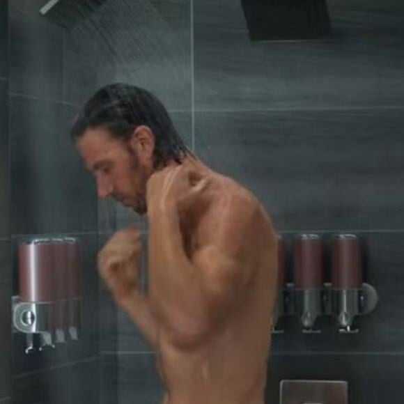 Sex/Life : la fameuse scène de la douche avec Cooper (Mike Vogel) qui découvre le sexe impressionnant de Brad (Adam Demos)