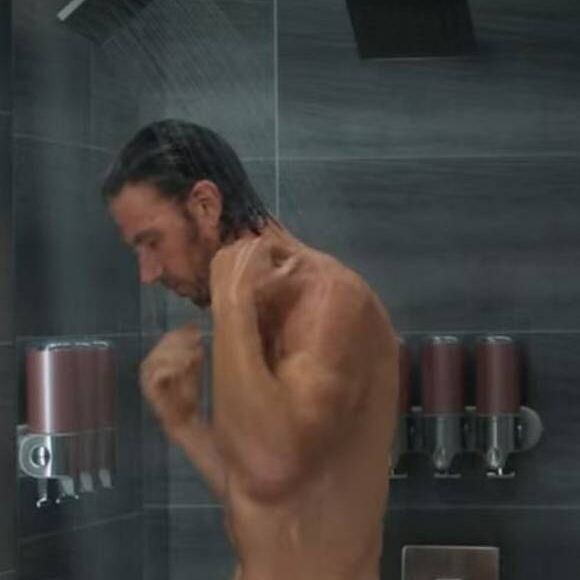 Sex/Life : la fameuse scène de la douche avec Cooper (Mike Vogel) qui découvre le sexe impressionnant de Brad (Adam Demos)