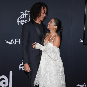 Vanessa Hudgens en couple avec Cole Tucker : première sortie officielle des amoureux sur le tapis rouge pour un nouveau film Netflix