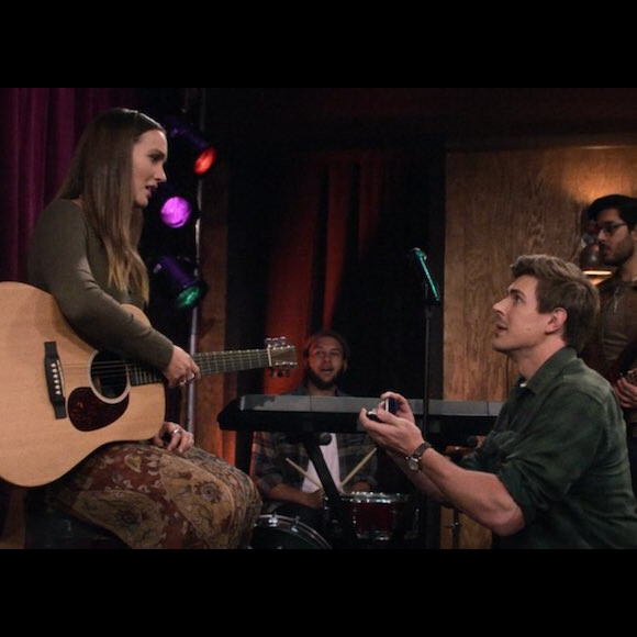 How I Met Your Father : Leighton Meester (Meredith) et Chris Lowell (Jesse) sur une photo