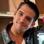 Teen Wolf, le film : le tournage est lancé, Tyler Posey pose dans les coulisses