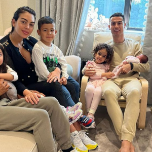 Cristiano Ronaldo : après la mort de son bébé, il remercie ses fans pour le soutien reçu et dévoile une photo de famille