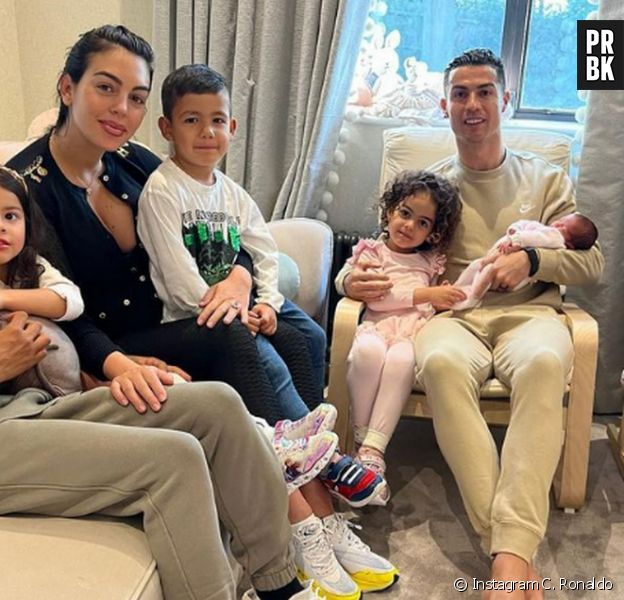 Cristiano Ronaldo : après la mort de son bébé, il remercie ses fans pour le soutien reçu et dévoile une photo de famille
