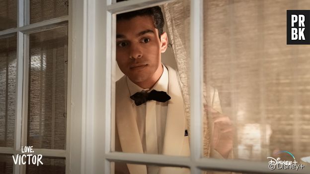 Love Victor saison 3 : Rahim sur une photo