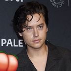Cole Sprouse nu : il poste le selfie le moins sexy de l'univers et fait marrer les fans