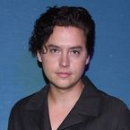 Cole Sprouse en couple : sa chérie Ari Fournier dévoile des photos intimes pour son anniversaire