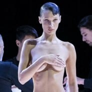 &quot;C&#039;est un chef d&#039;oeuvre&quot; : Bella Hadid débarque nue à la Fashion Week de Paris, son show fait halluciner tout le monde