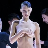 &quot;C&#039;est un chef d&#039;oeuvre&quot; : Bella Hadid débarque nue à la Fashion Week de Paris, son show fait halluciner tout le monde