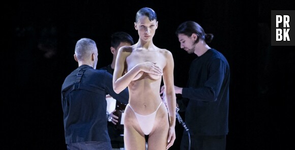 Bella Hadid débarque nue à la Fashion Week de Paris, son show fait halluciner tout le monde