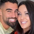 Jonathan Matijas moqué pour une photo torse nu avec Shanna Kress et leur bébé : il y a pourtant une explication logique et mignonne