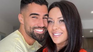 Jonathan Matijas moqué pour une photo torse nu avec Shanna Kress et leur bébé : il y a pourtant une explication logique et mignonne