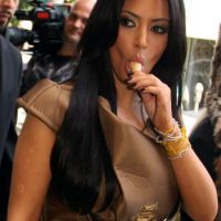 Kim Kardashian ... Intenable pour la promo de ses bracelets Silly Bandz