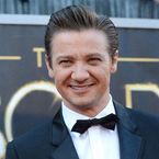 "Il est en soins intensifs" : la famille de Jeremy Renner dévoile ses blessures lourdes après son accident