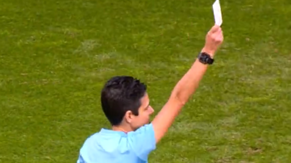 Un arbitre brandit un carton blanc en plein match, une première, mais personne ne comprend pourquoi