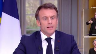 Pourquoi Emmanuel Macron a enlevé sa montre "discrètement" en pleine interview au JT de 13H ? Deux théories s'affrontent face à ce tour de magie (MAJ)