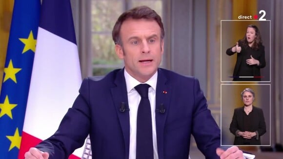 Pourquoi Emmanuel Macron a enlevé sa montre "discrètement" en pleine interview au JT de 13H ? Deux théories s'affrontent face à ce tour de magie (MAJ)