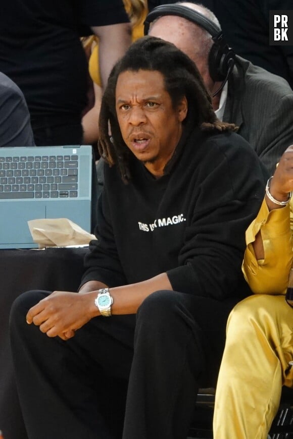 Jay-Z et Lebron James lors du match des Lakers à la Crypto.com Arena à Los Angeles, le 7 février 2023.