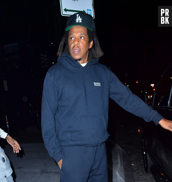 Jay-Z part faire la fête avec des amis après avoir assisté au match de basket des Brooklyn Nets à New York le 12 avril 2022.