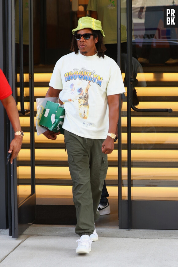 Jay Z quitte son bureau de Roc Nation à New York le 26 juillet 2022.