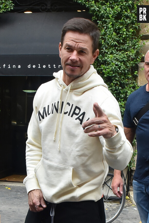 Mark Wahlberg et son fils Brendan en visite à Rome le 24 septembre 2022.  Mark Wahlberg Sighting Mark Wahlberg and son have lunch in Rome, Italy 24th September 2022 