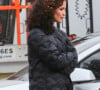 Exclusif - Rose Byrne fait une pause dans les bras de son mari Bobby Carnavale lors du tournage de son show "Physical" à Los Angeles le 14 février 2023.  Los Angeles, CA - EXCLUSIVE - Actress Rose Byrne takes a break as she films scenes for her show 'Physical' in San Pedro and greets her husband Bobby Cannavale before returning to the set. Pictured: Rose Byrne 