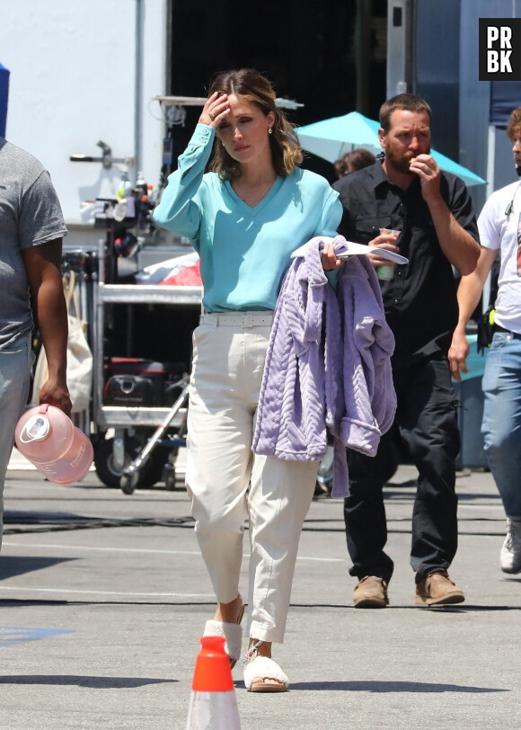 Seth Rogen et Rose Byrne se préparent à tourner une scène du film "Platonic" à Los Angeles le 18 mai 2022.  Los Angeles, CA - Seth Rogen and Rose Byrne get prepped to film a scene for the new Apple TV+ series "Platonic". Seth slips away from the film crew to read over his lines and take a few drags from a hand-rolled substance, before joining co-star Rose back at basecamp. Seth Rogen and Rose Byrne are attached to star in a new comedy series that has been ordered at Apple, Variety has learned. Titled &x201c;Platonic,&x201d; the half-hour series will see the pair reunite with Nick Stoller, who directed them in both of the &x201c;Neighbors&x201d; films and also worked on the screenplay of the sequel. Pictured: Rose Byrne 