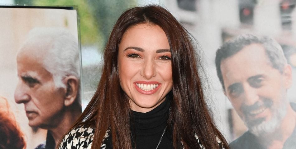 Delphine Wespiser (Miss France 2012) à la première du film Reste Un Peu ...