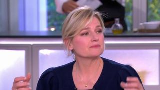 "Vous faites tout pour qu'on vous déteste..." : un invité balance sur ce qu'Anne-Elisabeth Lemoine lui a dit en off, l'animatrice règle ses comptes en direct dans C à vous