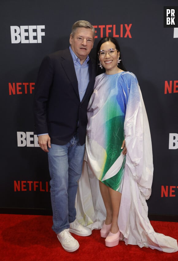 Ted Sarandos et Ali Wong à la première du film "Beef at Tudum" à Los Angeles, le 30 mars 2023.  Celebrities at the premiere of "Beef at Tudum" in Los Angeles. March 30th, 2023. 