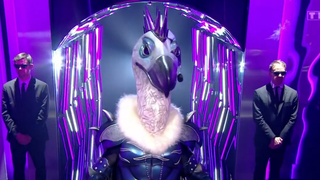 "C'était une catastrophe épouvantable" : la star derrière le Vautour soulagée d'être éliminée de Mask Singer 2023, son identité dévoilée
