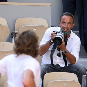 Nikos Aliagas dans les tribunes des Internationaux de France de Roland Garros à Paris le 11 juin 2021. © Dominique Jacovides / Bestimage