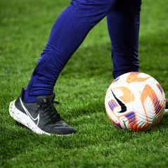 "Ils m'ont traité de petite p*te" : un joueur de foot star choqué par ses ex-supporters, il règle ses comptes