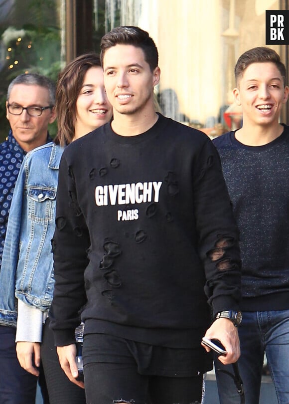 Exclusif - Le footballeur français Samir Nasri habillé d'un jean déchiré et d'un sweat troué fait du shopping avec son frère et sa soeur à Hollywood le 20 décembre 2016.