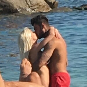 Jessica Thivenin et son compagnon Thibault Garcia (Les Marseillais) en vacances à Mykonos, le 27 août 2017.