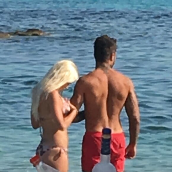 Exclusif - Jessica Thivenin et Thibault Garcia (Les Marseillais) en vacances à Mykonos, le 27 août 2017.