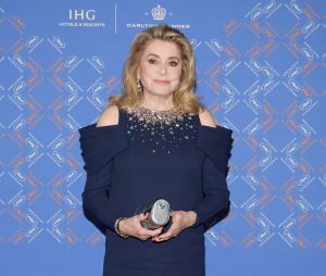Catherine Deneuve - Photocall du dîner d'ouverture du 76ème Festival International du Film de Cannes, au Carlton. Le 16 mai 2023 © Borde-Jacovides-Moreau / Bestimage 