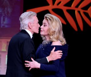 Michael Douglas, Catherine Deneuve - Cérémonie d'ouverture du 76ème Festival International du Film de Cannes, au Palais des Festivals à Cannes. Le 16 mai 2023. © Borde-Jacovides-Moreau / Bestimage 